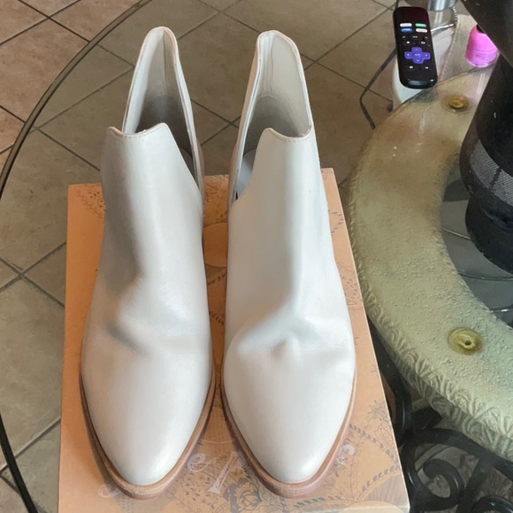 Free People Ecru Leather Charm Double V Ankle Boot Size 39.5 (9), NIB - Picture 3 of 16